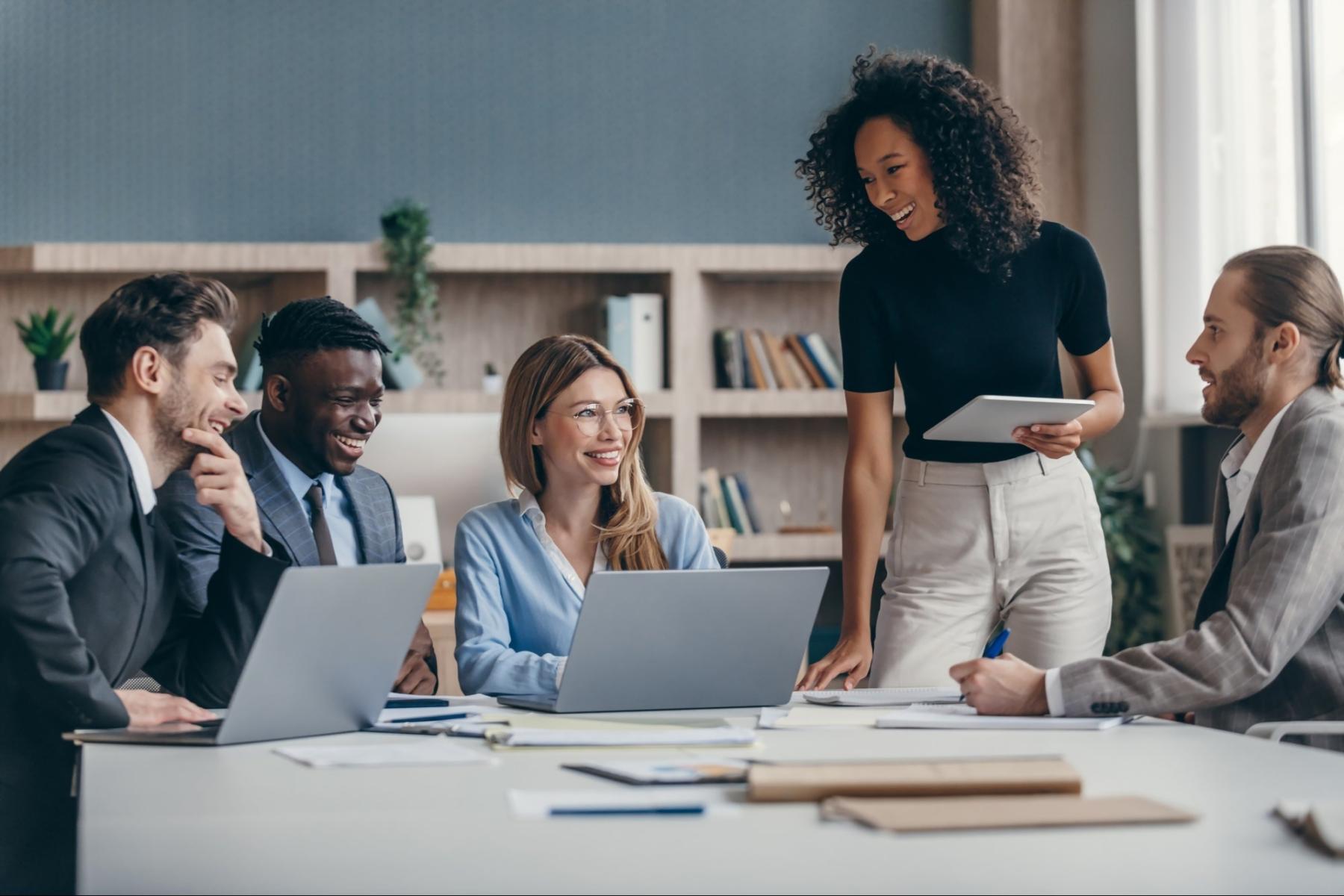 Participant travaillant sur un exercice pratique de référencement mobile